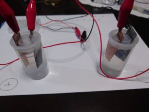 食塩水と金属の板で作る電池の写真