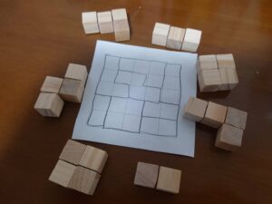 木製のパズルの写真