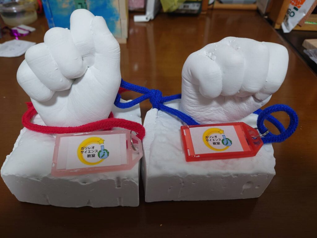 石膏で作った子どもの手の写真