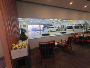 車の整備を窓から見られる場所の写真