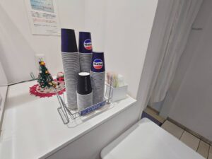 紙カップとおしぼりとストローが置かれている写真