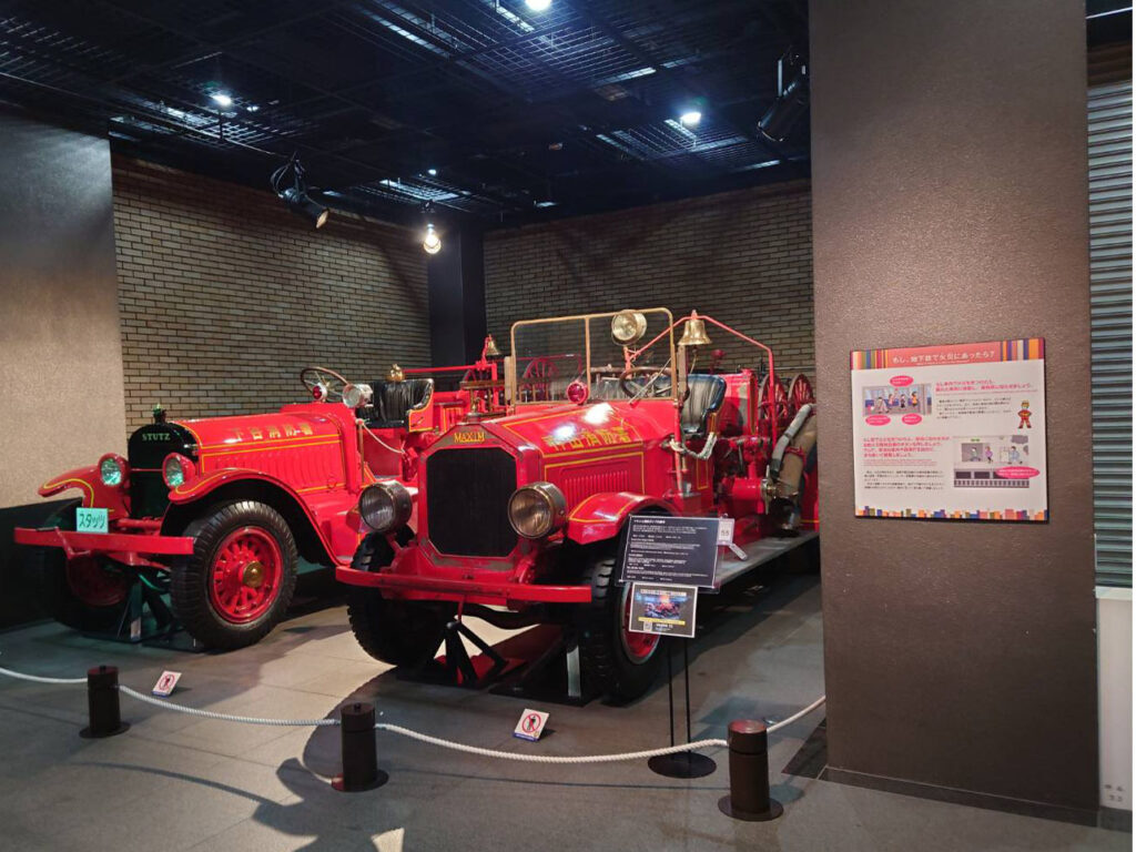 スタッツ 消防ポンプ自動車とマキシム消防ポンプ自動車の写真