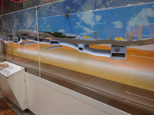 地層と地下鉄の様子の写真