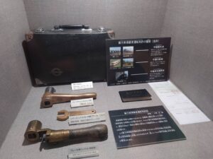 昔使用していたカバン・免許証・ブレーキ弁ハンドルの写真