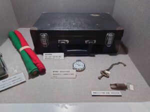 昔使用していたカバン・旗・時計・鍵・笛の写真