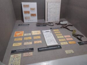 昔の切符と改札鋏の写真