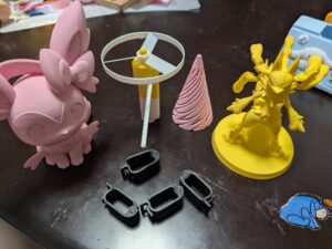 フィギュアや飛ぶおもちゃやクリップなどの写真