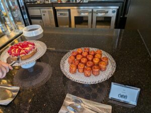 アフタヌーンティーのタルトとカヌレの写真