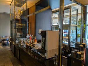 コーヒーマシーンとお酒の瓶が並んでいる写真