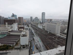 ラウンジから見られる電車の写真