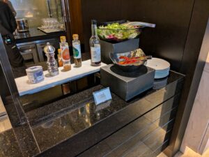 カクテルタイムのサラダの写真