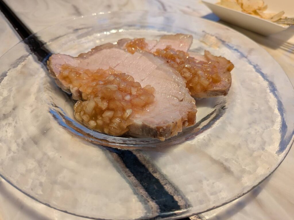 カクテルタイムの蒸し鶏の写真