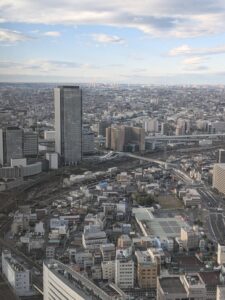 ラウンジから見えるささしまライブ駅の写真