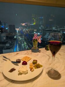 ナイトキャップのお食事とワインの写真