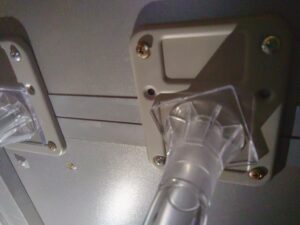 キッチンを支える脚がズレている部分や、ビスの跡が残っている部分の写真