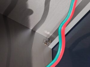 キッチン内部のL字の留め金にビスが一本足りない写真