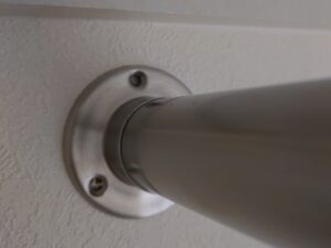 クローゼットのポールに2か所ビスがない写真