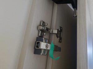 折戸のビスがきちんとハマっていない状態の写真