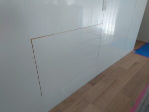 キッチンの壁のこの部分だけ、中途半端な長さのシートが張られている写真