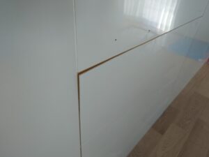 シートが一部剥がれている写真