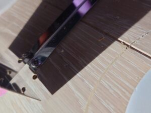 キッチン下の配管部分のカバーを固定するビスが浮いているし、ビスを入れ間違えた？跡がそのまま残っている写真