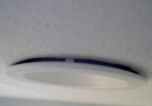 ダウンライトのカバーが天井から浮いている写真