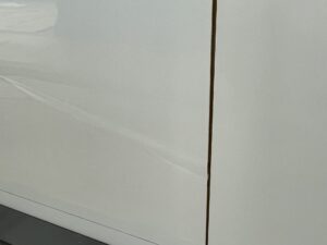 壁にしわが見られる写真