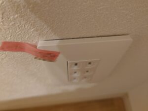 コンセントのカバーが浮いている写真