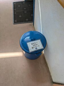 紙おむつのゴミ箱の写真