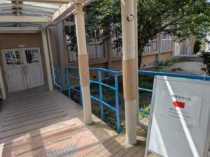 飲食可能な休憩場所の建物の写真