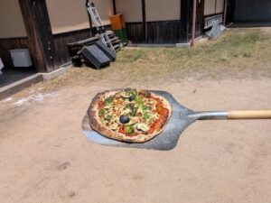 焼き立てのピザの写真